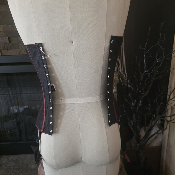 Elegant Black and Red Women's Skirt - Picture 2 of 3